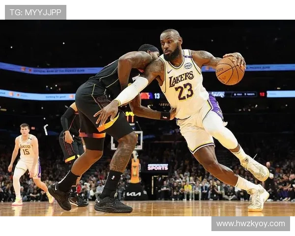 湖人迎战太阳，詹姆斯与布克对决，谁能引领球队走向胜利